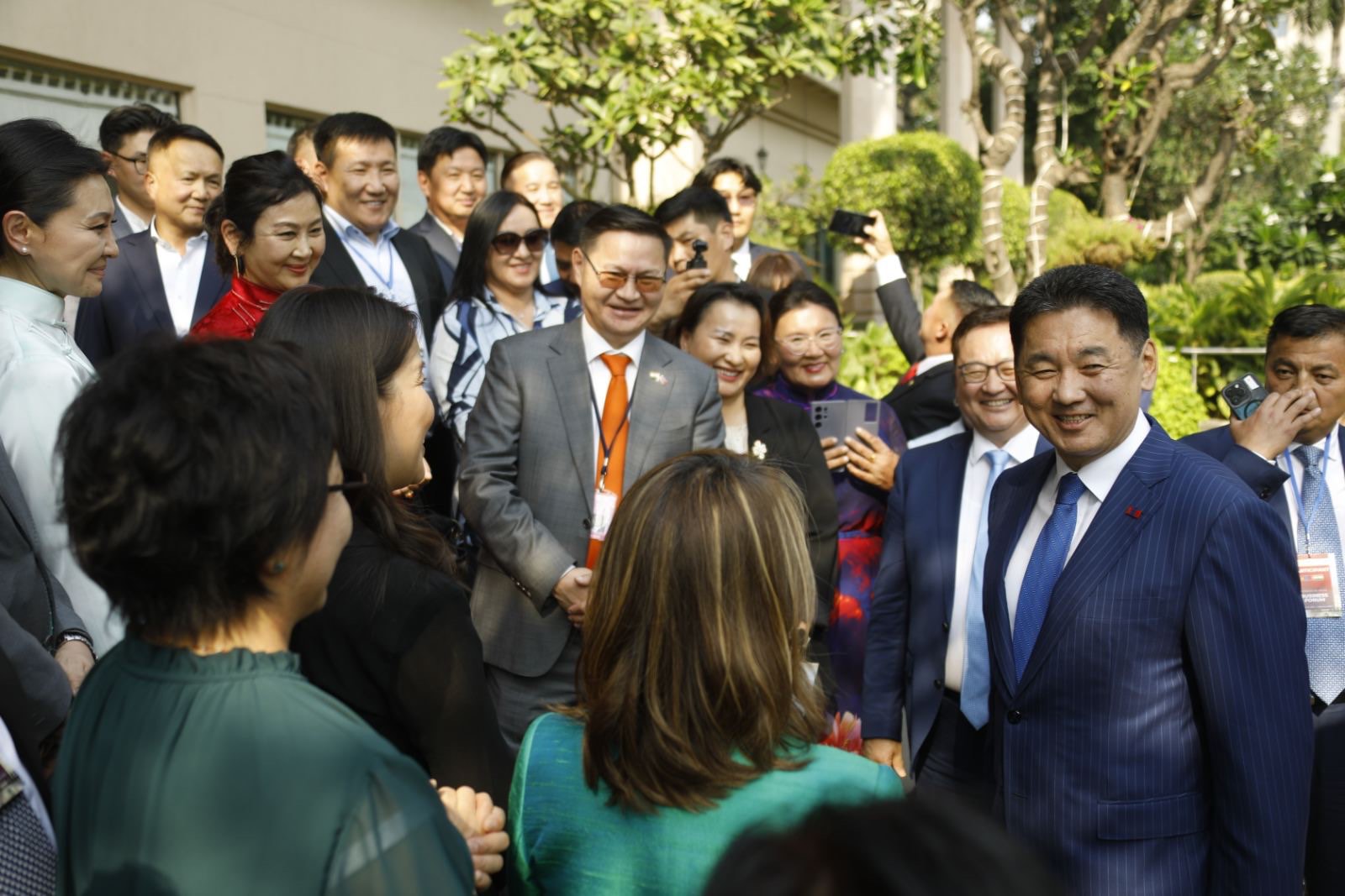 МУ-ын Ерөнхийлөгч болон  Үйлдвэр үйлчилгээний бодлогын зөвлөх Ч.Даваабаяр БНЭУ-д төрийн айлчлал хийж өндөрлөлөө. 